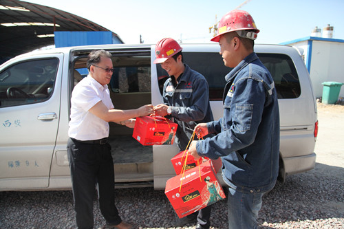 礦建二公司中秋節(jié)慰問(wèn)一線(xiàn)工人小小月餅暖人心