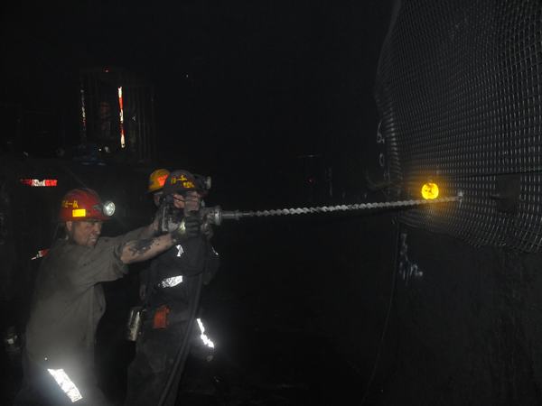 掘進公司推進百日安全活動“穩(wěn)、準、狠”