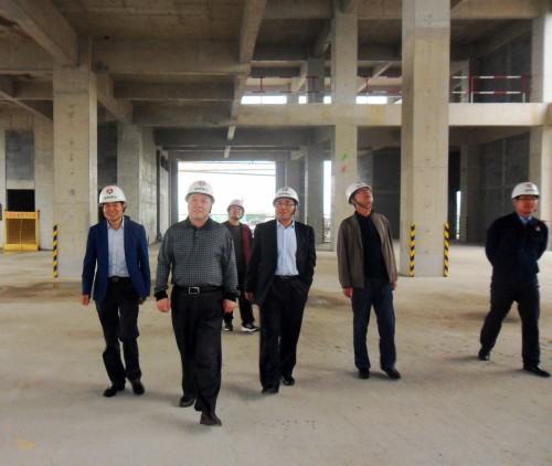 陜煤集團總經(jīng)理助理、建設(shè)集團聯(lián)合黨委書記、董事長寧興剛“雙節(jié)”期間深入澄合分公司中科遙感工地慰問施工一線的干部職工