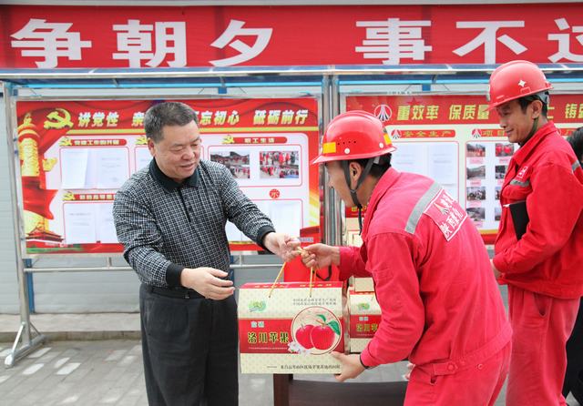 陜煤集團總經(jīng)理助理、建設(shè)集團聯(lián)合黨委書記、董事長寧興剛一行深入礦建二公司冶坪項目部慰問一線職工