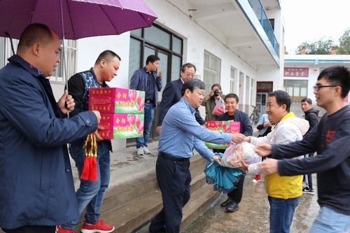 陜西澄合合陽(yáng)煤炭開(kāi)發(fā)有限公司領(lǐng)導(dǎo)中秋節(jié)看望慰問(wèn)一線(xiàn)施工人員