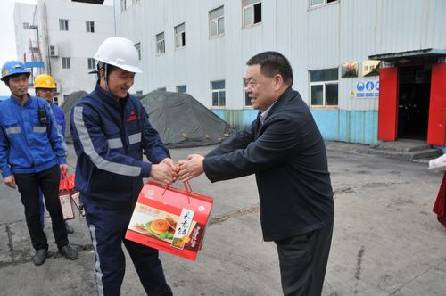陜煤集團總經(jīng)理助理、建設(shè)集團聯(lián)合黨委書記、董事長寧興剛一行節(jié)日期間深入洗選煤運營公司基層慰問一線員工