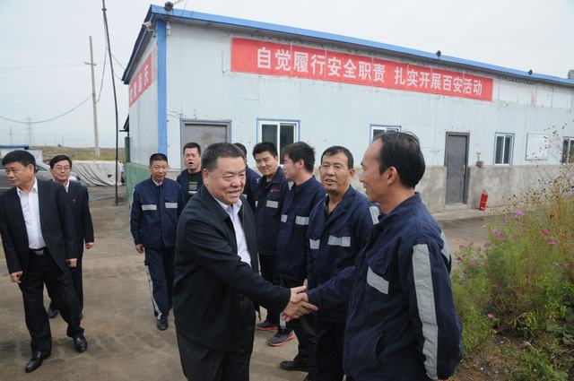 陜煤集團總經(jīng)理助理、建設(shè)集團聯(lián)合黨委書記、董事長寧興剛一行深入掘進公司紅柳林項目部走訪慰問