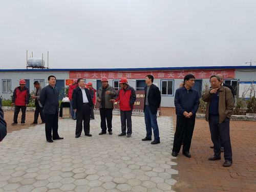 陜煤集團總經(jīng)理助理、建設(shè)集團聯(lián)合黨委書記、董事長寧興剛一行蒞臨韓城分公司榆北煤業(yè)公司小保當(dāng)?shù)V施工現(xiàn)場和大家一起過中秋