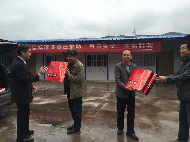 礦建三公司深入雙龍項目部慰問一線職工