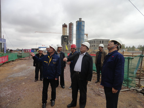 陜煤集團總經(jīng)理助理、建設(shè)集團聯(lián)合黨委書記、董事長寧興剛一行中秋節(jié)深入曹家灘項目工地視察慰問