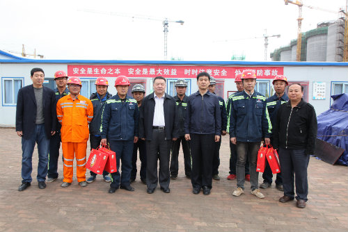 到一線，送祝福，鼓干勁