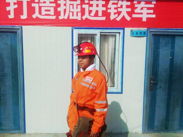 掘進(jìn)公司曹家灘項目部“黨員示范崗”帶頭建“鐵軍”