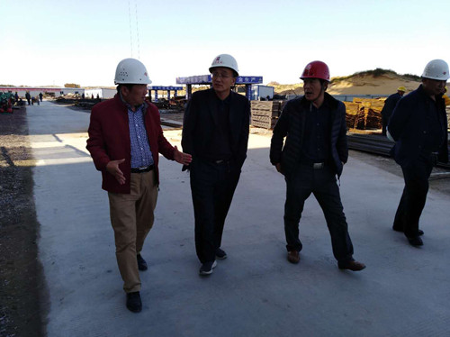 恒源集團公司黨委書記、監(jiān)事長王勝勇一行蒞臨天工公司小保當選煤廠末煤倉工地考察