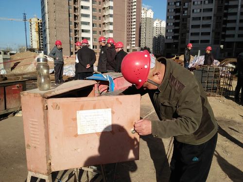 銅煤公司第三項(xiàng)目部開(kāi)展施工現(xiàn)場(chǎng)“安全風(fēng)險(xiǎn)辨識(shí)”主題活動(dòng)