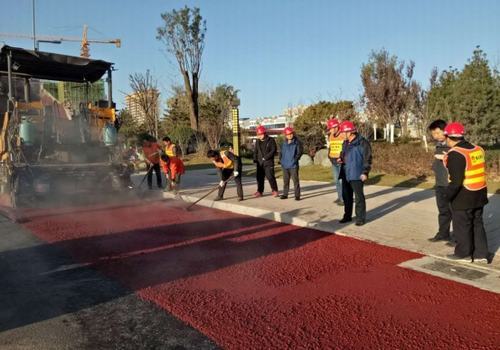 追趕超越，完成彩色路面工程，實現(xiàn)第一階段目標