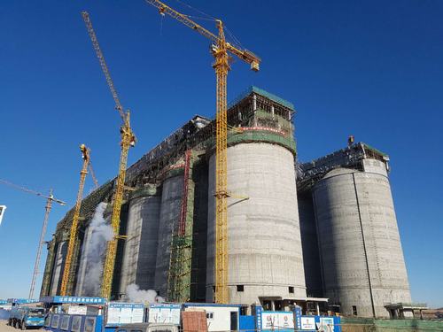 韓城分公司小保當(dāng)選煤廠塊煤倉(cāng)（一標(biāo)段）、最終篩分車(chē)間工程順利封頂