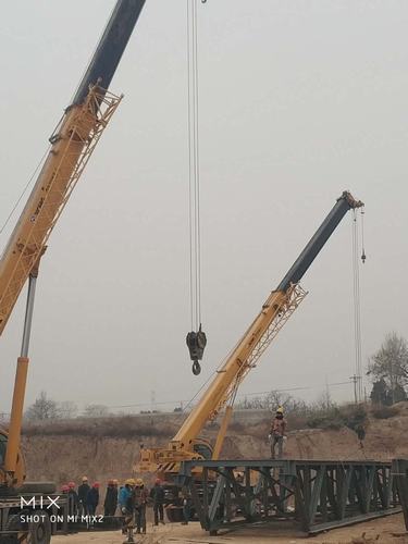 銅煤公司承建的年產(chǎn)30萬噸鋁鎂合金項(xiàng)目氧化鋁1#2#倉庫順利完成鋼桁架吊裝