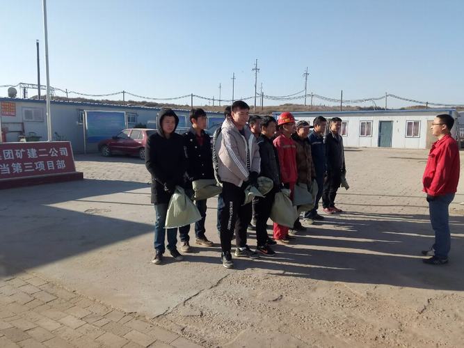 礦建二公司小保當(dāng)?shù)谌?xiàng)目部開展撿垃圾環(huán)?；顒?></div>
                                <div   id=