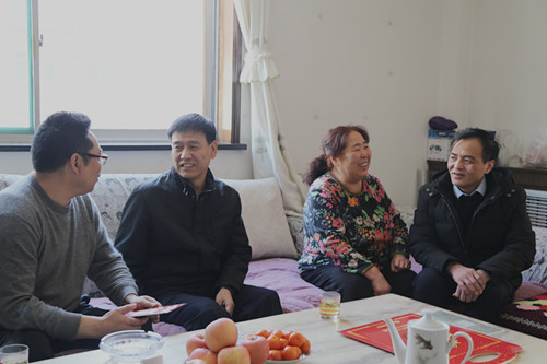 建設(shè)集團(tuán)聯(lián)合黨委副書記、紀(jì)委書記、工會主席侯本英走訪慰問機(jī)電安裝公司困難職工