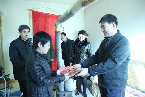  心系困難職工，情暖困難黨員