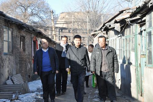 建設(shè)集團(tuán)聯(lián)合黨委副書記、紀(jì)委書記、工會主席侯本英 為韓城分公司困難職工送來春節(jié)祝福