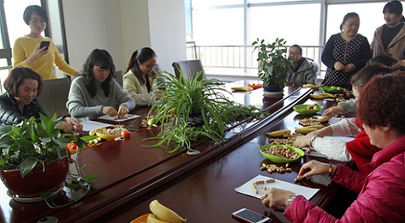 流光溢彩，情暖三?八