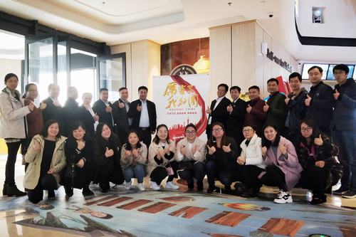 礦建二公司組團觀看《厲害了，我的國》 為祖國打CALL