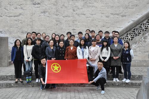 韓城分公司開展“緬懷革命先烈、弘揚愛國主義精神”團員青年掃墓活動