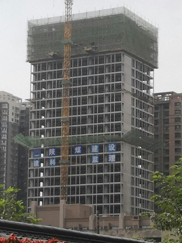 陜煤建設(shè)天工公司雅荷項目部奮力沖刺雅荷中央廣場1、2#樓封頂