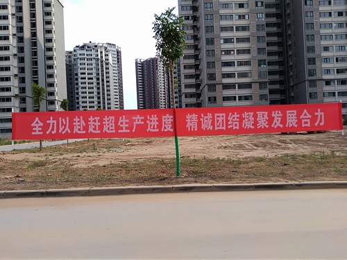 冒高溫 戰(zhàn)酷暑，他們始終在堅(jiān)守