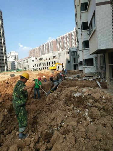 他們?yōu)樵賱?chuàng)銅煤新輝煌戰(zhàn)高溫、斗酷暑