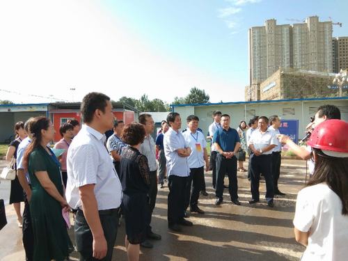 渭南臨渭區(qū)政協(xié)主席陳根許一行調(diào)研禮悅閣精品住宅項(xiàng)目治污防塵工作