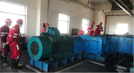 榆北煤業(yè)公司總經(jīng)理石增武深入機(jī)電安裝公司施工一線開展調(diào)研