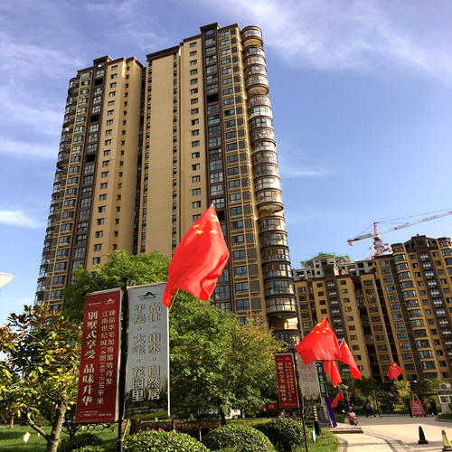 陜煤建設(shè)公司扮靚小區(qū)喜迎國慶