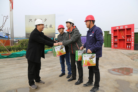建設(shè)集團(tuán)聯(lián)合工會(huì)副主席陳軍鋒深入施工現(xiàn)場慰問指導(dǎo)工作