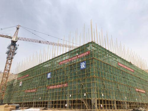 陜煤建設(shè)銅煤公司承建的年產(chǎn)20萬(wàn)噸固廢預(yù)處理項(xiàng)目（一期）預(yù)處理車(chē)間主體結(jié)構(gòu)封頂