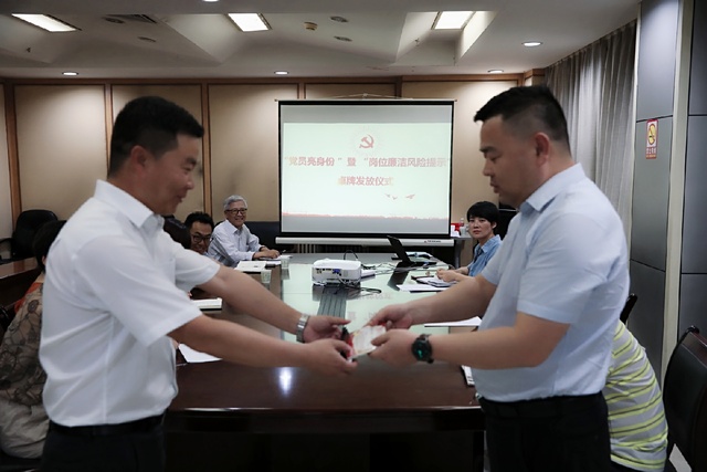 亮身份，陜煤建設(shè)路橋分公司黨員干部在行動(dòng)！