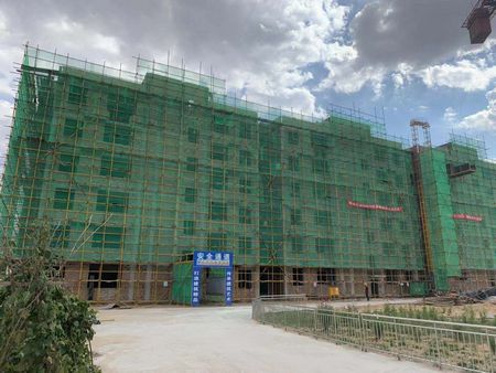 陜煤建設(shè)天工公司土建十七部承建的小保當(dāng)管理及技術(shù)人員1#、2#公寓樓順利封頂