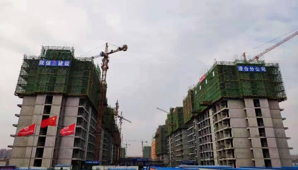 陜煤建設(shè)澄合分公司承建的小保當(dāng)一、二號(hào)4棟職工公寓工程順利實(shí)現(xiàn)封頂