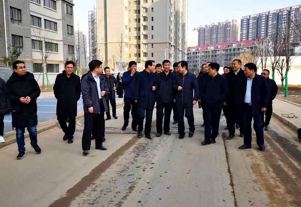 銅川礦業(yè)公司黨委書(shū)記、執(zhí)行董事劉水利一行蒞臨銅煤1#、2#住宅小區(qū)現(xiàn)場(chǎng)調(diào)研指導(dǎo)工作