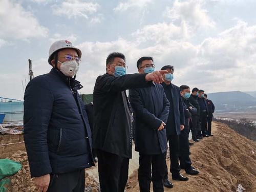 彬州市委書記鐘偉、副市長(zhǎng)馮永勝蒞臨銀西高鐵彬州東站前廣場(chǎng)項(xiàng)目現(xiàn)場(chǎng)檢查推進(jìn)復(fù)工工作