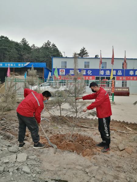 陜煤建設(shè)礦建二公司建莊項目部開展“植樹抗疫、青年先行”植樹活動