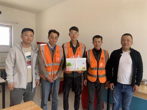陜煤建設(shè)銅煤公司第十六項(xiàng)目部為職工舉辦“不負(fù)韶華時(shí)光，愛(ài)與責(zé)任同行”月度主題生日會(huì)