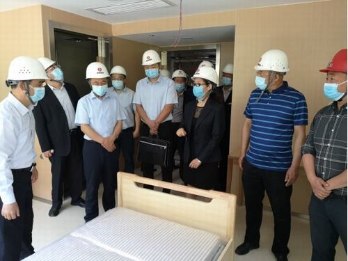 陜煤實業(yè)集團董事長胡守平、總經(jīng)理劉文蒞臨西煤機養(yǎng)老院項目部檢查指導(dǎo)工作