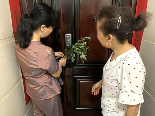 陜煤建設(shè)公司：龍灣水境小區(qū)物業(yè)開展“送艾草、迎端午”活動(dòng)