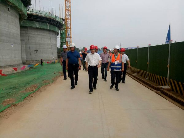 中儲糧西安分公司總經(jīng)理戴中文、新建項目領(lǐng)導(dǎo)小組組長王錄印蒞臨天工公司承建的中儲糧淺圓倉工地檢查指導(dǎo)工作