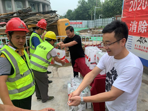智慧泊車公司：夏日送清涼，關(guān)愛系深情