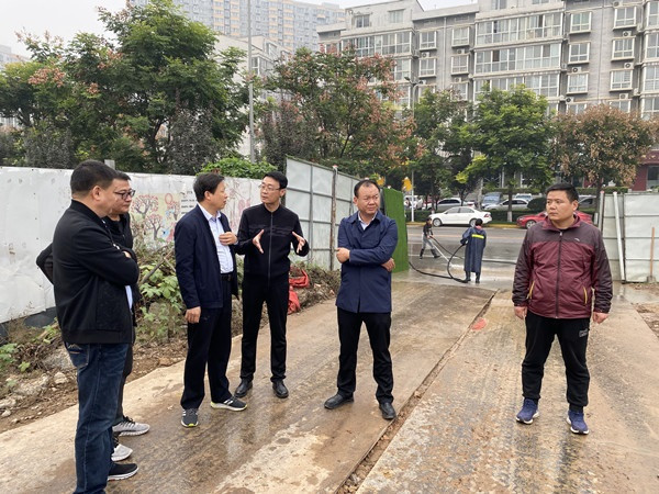 咸陽市市委市政府督查室馮東航副主任赴智慧泊車公司住建局南廣場停車場項目視察