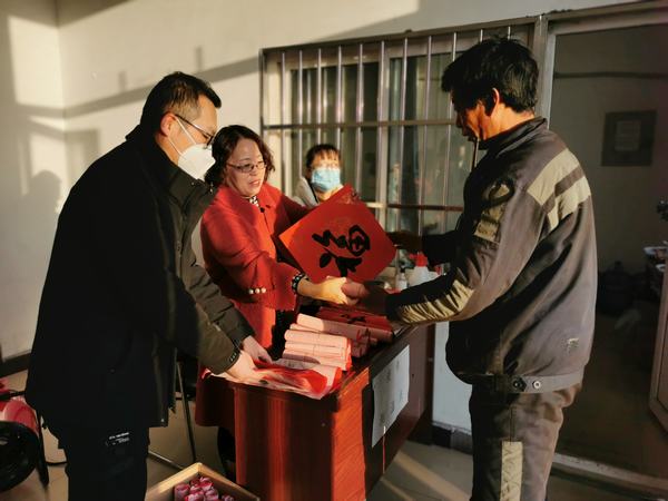 陜煤建設(shè)洗選煤運(yùn)營公司澄合山陽運(yùn)營項目部：迎新年 贈春聯(lián) 送祝福 暖人心