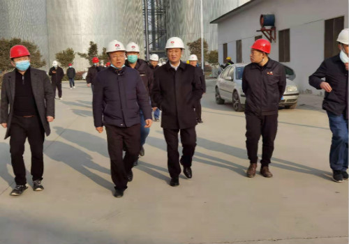神渭管道董事長(zhǎng)李冰一、副總經(jīng)理王東民、建設(shè)集團(tuán)總經(jīng)理王明智等人蒞臨神渭管道輸煤項(xiàng)目富余煤漿應(yīng)用工程開展春節(jié)慰問暨春季攻堅(jiān)活動(dòng)