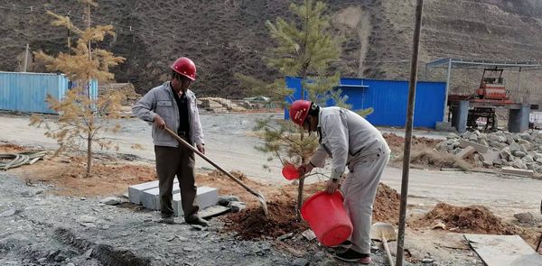 陜煤建設(shè)天工公司安裝三部開展“綠色施工、美化家園”義務(wù)植樹活動(dòng)