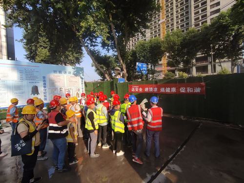陜煤建設(shè)銅煤第二項目部開展為一線工人“送安全、送清涼、送健康、促和諧”活動