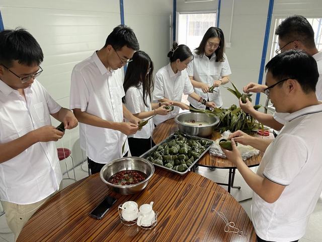 陜煤建設(shè)西北分公司開展“品味端午，傳承文明”包粽子活動