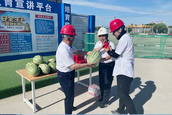 陜煤建設(shè)西北分公司開(kāi)展“高溫慰問(wèn)送清涼，情系基層暖人心”活動(dòng)